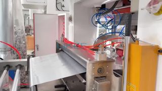 Тестирование формы для яичного пирога в Великобритании на линии по производству контейнеров из алюминиевой фольги T80
