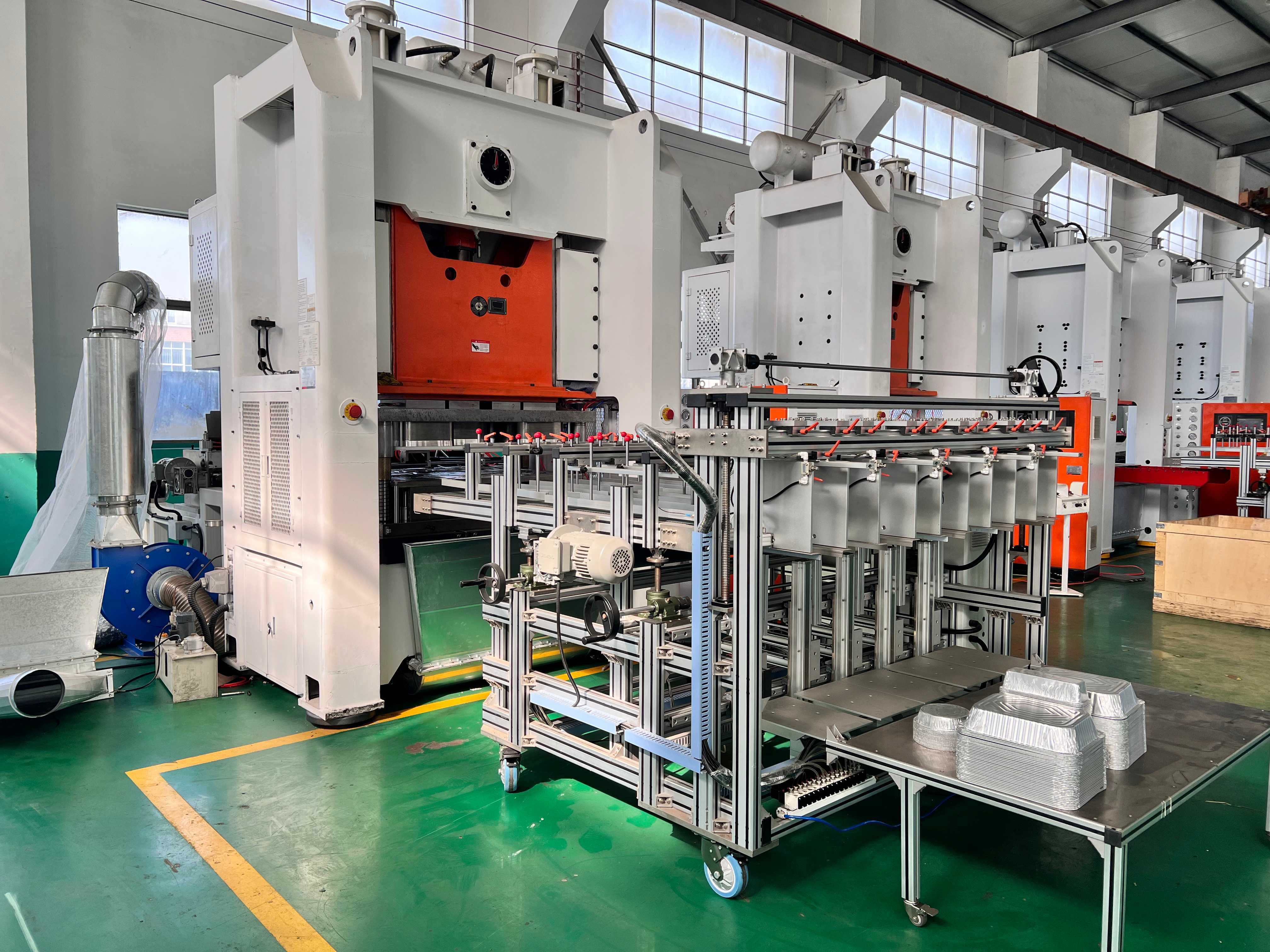 Последние блоги о компании What equipment does a fully automatic aluminum foil container production line include?
