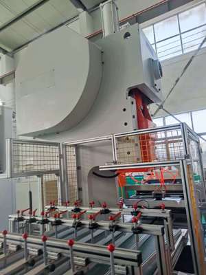 Купить LK-T63 Машина для вырубки контейнеров из фольги для пищевых продуктов, производительность 9 000–12 000 единиц/час online manufacture